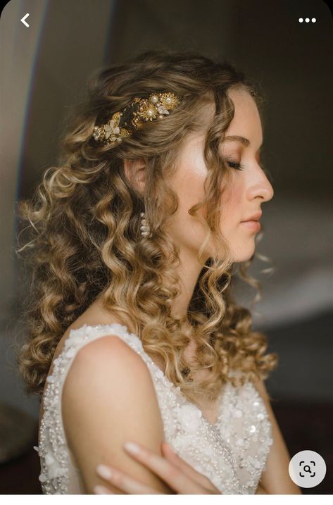 Half Up Half Down Wedding Hair Naturally Curly, Bride Hairstyles Curly Hair, Cool Updos, Curly Wedding Hairstyles, Curly Bridal Hair, Glamorous Wedding Hair, Wedding Hair Ideas, Bridal Hair Down, Hair Half Up Half Down