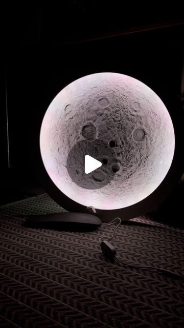 Moon Wall Light Diy, Giant Moon Diy, Diy Moon Light Wall, How To Make A Moon, Moon Diy Decor, Diy Moon Decor, Diy Moon Light, Moon Lamp Diy, Diy Moon Lamp