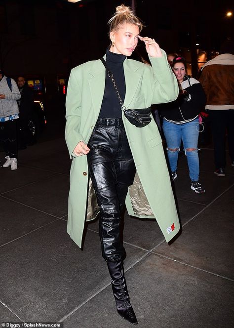 Hailey Baldwin Street Style, Estilo Hailey Baldwin, Hailey Baldwin Style, Leather Pants Outfit, Model Street Style, Estilo Chic, Night Live, Hailey Baldwin, Saturday Night Live