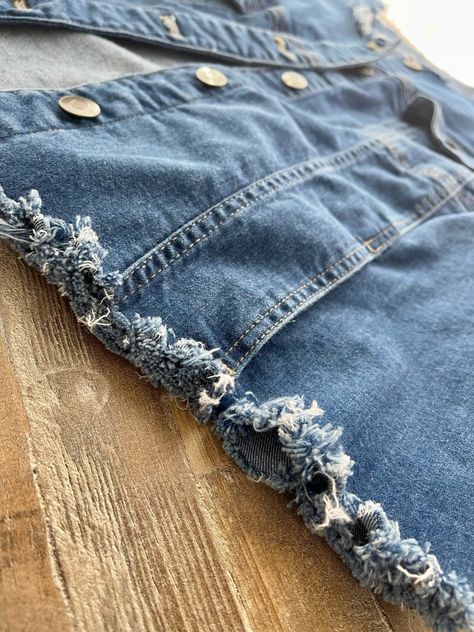 How to Fray your Jean Jacket ⋆ A Two Drink Minimum Diy Distress Jean Jacket, Distressing Jean Jacket Diy, Fray Denim Diy, Diy Fringe Denim Jacket, How To Fray Denim, Best Jean Jackets For Women, How To Distress Denim Jacket, How To Distress Jean Jacket, Denim Jacket Makeover