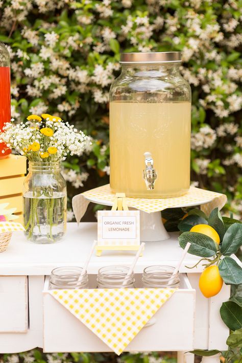 This lemonade bar is the perfect way to keep your guests cool and refreshed in the hot summer sun! Wedding Lemonade Bar, Wedding Lemonade Stand, Wedding Lemonade, Lemonade Wedding, Yellow Wedding Decorations, Diy Lemonade, Diy Bridesmaid Gifts, Lemonade Bar, Diy Wedding Inspiration