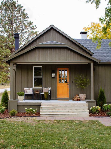 Inside Sibella Court’s Australian Beach House After a 2 Year Long Renovation Wood Colored Paint, Stucco House Exterior, Green House Color, Exterior Wood Trim, Green Exterior House Colors, Green House Exterior, Stucco House, Green Bedroom Decor, Birth Colors