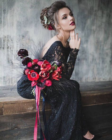 Chic Black Wedding, Wedding Dress Bouquet, Wedding Floral Ideas, Halloween Wedding Dresses, Dusty Pink Bridesmaid Dresses, Making A Wedding Dress, Black Wedding Dress, Alternative Wedding Dresses, Goth Wedding