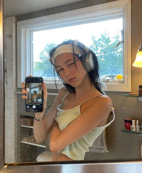 Mila Prescott, Girl With Headphones, Bangs With Medium Hair, Mirror Selfie Poses, Cute Couples Kissing, Poses For Photos, How To Pose, Selfie Poses, Photo Reference