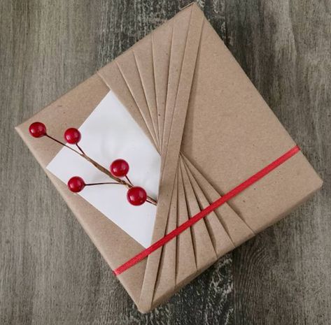 60 Christmas Gift Wrapping Ideas for Your Inspiration - Hongkiat Beautiful Gift Wrapping Birthday, Wrapping Paper Christmas Decorations, Gift Wrapping Embellishments, Ideas For Gift Wrapping, How To Wrap A Purse As A Gift, Paper Wrapping Ideas, Giftwrap Ideas, Wrapping A Gift, Christmas Gift Wrapping Diy