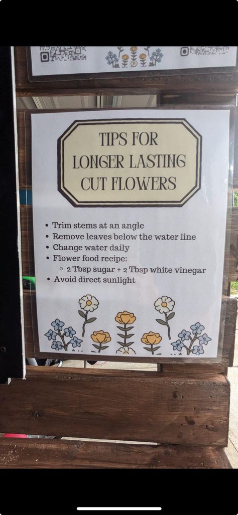 Flower Farm Stand Ideas, Flower Farm Stand, Cut Flower Stand, Flower Farm Layout, Diy Flower Stand, Roadside Flower Stand, Farm Stand Sign, Sunflower Season, Flower Tips