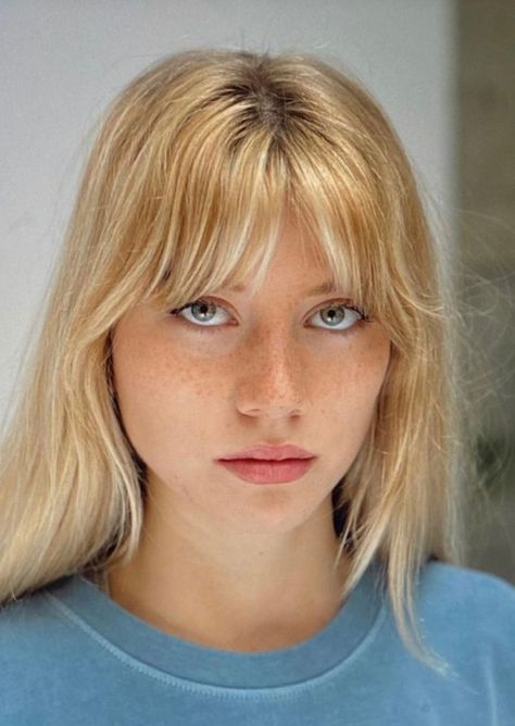 Blonde Hair Freckles, Blonde Freckles, Freckles Natural, Blonde With Freckles, Bardot Bangs, Baby Highlights, Hairstyles For All Hair Types, French Look, Blonde Bangs