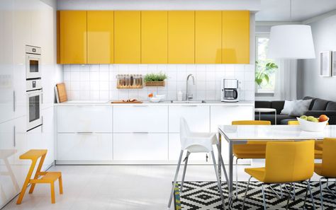 A kitchen with white and yellow doors combined with white appliances, yellow leather chairs and a white dining table. Modern Yellow Kitchen Cabinets, Yellow White Kitchen, Dapur Ikea, Kitchen Vastu, Modern Konyhatervezés, Yellow Kitchen Cabinets, Orange Kitchen Decor, Ikea Kitchen Design, Kabinet Dapur