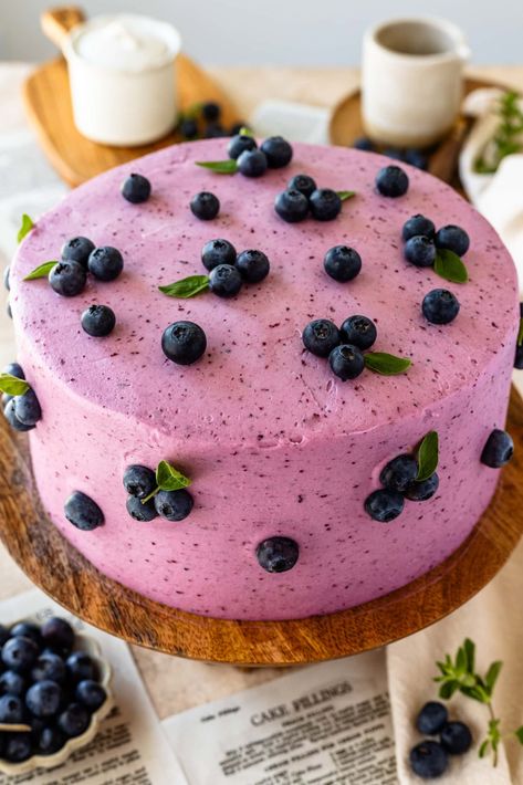 Blueberry Cake Blueberry Cake With Almond Flour, Blueberries Cake Decoration, Blueberry Muffin Birthday Cake, Blueberry Birthday Cake Recipes, Cake Recipes For Summer, Cake Decorating Blueberries, Blueberry Summer Desserts, Cake Decorated With Blueberries, Blueberry Shaped Cake