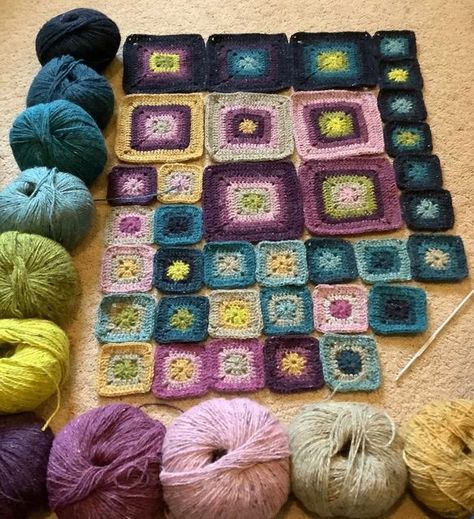 Homage To The Granny Square, Grandma Activities, Crochet Shapes, Crochet Classes, Textile Inspiration, Creative Crochet, Crochet Pillows, Manta Crochet, Toes Designs