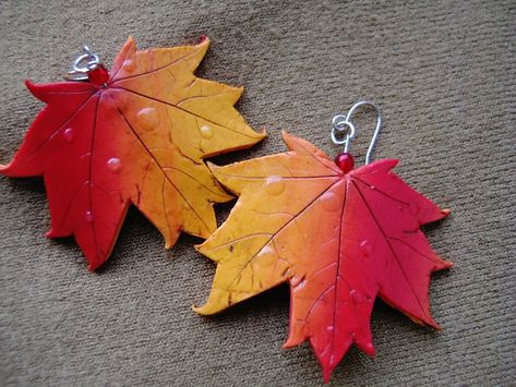 Polymer Leaf Earrings, Leather Effect Polymer Clay Ideas, Clay Idea, Terracotta Jewellery Designs, Polymer Clay Flower Jewelry, Terracotta Jewellery, Earrings Polymer, Polymer Clay Diy, Polymer Clay Jewelry Diy