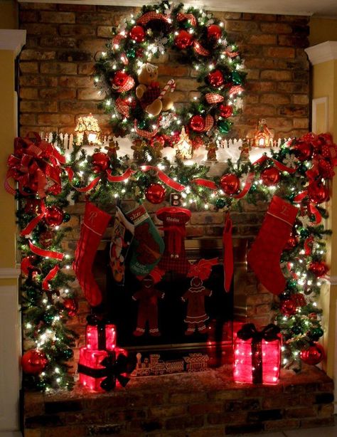 Wallpaper Natal, Red Christmas Decor, Christmas Fireplace Decor, Christmas Mantle, Christmas Fireplace, Christmas Mantels, Noel Christmas, Merry Little Christmas, Christmas Love