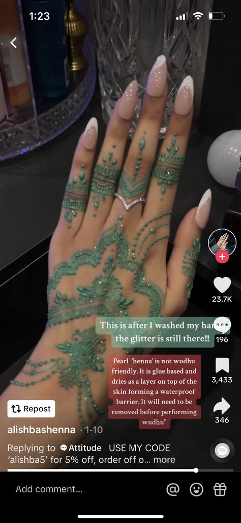 Henna Designs Hand On Dark Skin, Henna Hand Tattoos Black Women, Glitter Henna Designs, Dainty Henna, Body Glitter Tattoos, Rihanna Henna Tattoo Hands, Glitter Henna, Henna Hand, Henna Tattoo Hand