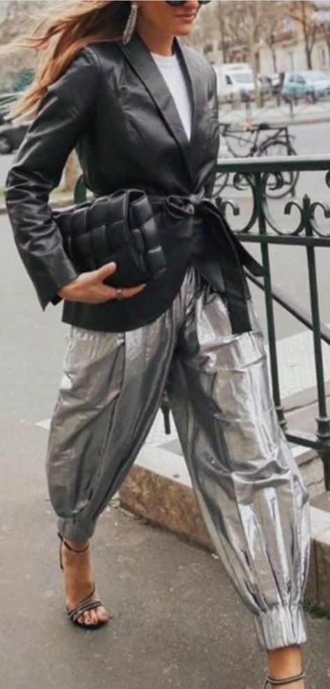 Metallic Pants Outfit, 2023 Street Style, Outfit Street Style, Silver Outfits, Aesthetic Street, Silver Pants, Outfit 2023, Street Style Aesthetic, Metallic Pants