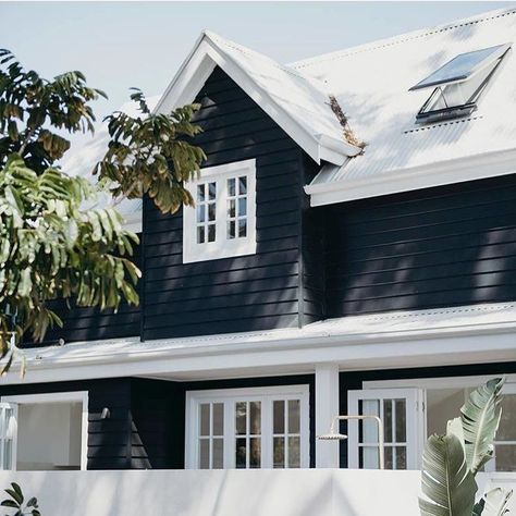 Photo shared by Taubmans Australia on July 16, 2018 tagging @jameshardieau. Image may contain: house, tree, sky and outdoor - Taubmans Black Fox Hamptons Style Homes, Craftsman Design, Coastal Hamptons, Beach House Exterior, Dark House, Painted Cottage, Hamptons House, Beach Cottage Style, Exterior Paint Colors