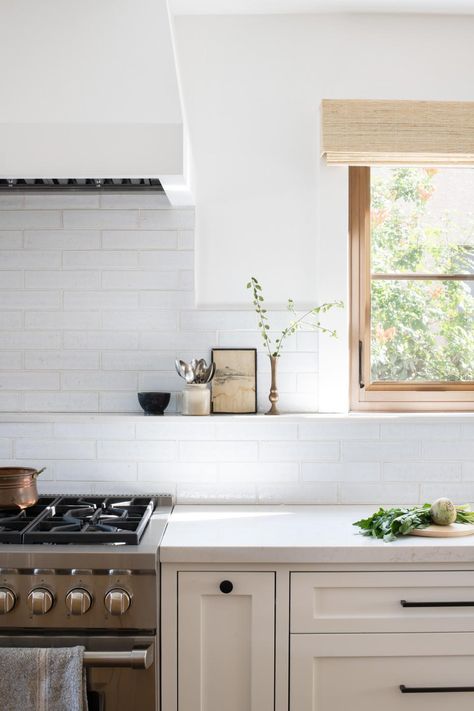 Beautiful Backsplash, Small Bungalow, Farmhouse Kitchen Design, Kitchen Farmhouse, Upper Cabinets, Modern Farmhouse Kitchens, Kitchen Styling, Cheap Home Decor, Kitchen Counter