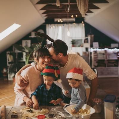 Reader's Digest - It's not too late to start a new tradition! Indoor Family Photos, Christmas Couple Photos, New Year Photoshoot, Family Christmas Dinner, Christmas Family Photoshoot, Winter Family Photos, Xmas Pictures, Family Christmas Pictures, Christmas Shoot