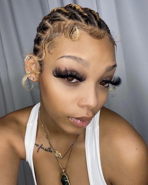 Makeup Artist Video, Skincare For Beginners, Eyelash Tutorial, Lash Tutorial, Extension Lashes, Eyelash Extensions Classic, Hybrid Lashes, Laid Edges, Artist Video