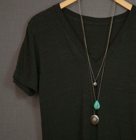 Long Necklace Outfit, Long Turquoise Necklace, Looks Hippie, Simple Necklaces, Necklaces Long, Extra Long Necklace, Necklace Outfit, Pretty Necklace, Layering Necklaces