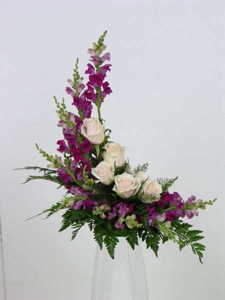 Arreglos Ikebana, Contemporary Flower Arrangements, Floral Art Arrangements, Tropical Flower Arrangements, Easter Flower Arrangements, White Flower Arrangements, Altar Flowers, Large Flower Arrangements, Flower Arrangement Designs