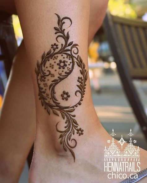 Floral yin yang henna #yinyang #floral #henna Yin Yang Henna, Yin Yang Tattoo Unique, Tattoo Sun, Ying Yang Tattoo, Tattoo Unique, Leg Henna, Floral Henna, Yang Tattoo, Tattoo Couple