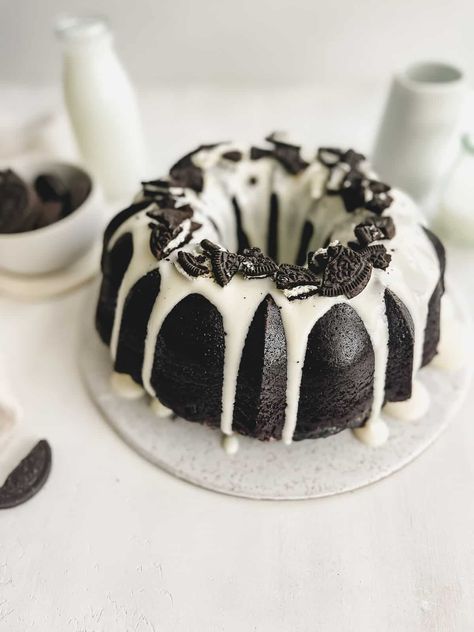 Oreo Pound Cake, Oreo Bundt Cake, Easy Oreo Cake, The Practical Kitchen, Easy Bundt Cake Recipes, Oreo Filling, Easy Bundt Cake, Cookies And Cream Cake, Oreo Flavors