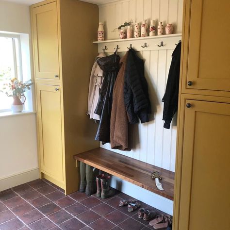 Den Makeover, Cottage Hallway, Boot Room Utility, Mudroom Laundry Room Ideas, Laundry Craft Rooms, Mudroom Remodel, Porch Interior, Mudroom Makeover, Mudroom Decor