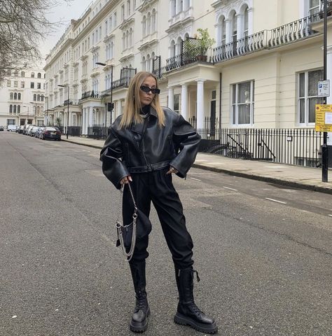 Lace Up Boot Outfit, Sofia Coelho, Dress Like A Parisian, Lace Outfit, Boots Outfit, Fashion Killa, Lace Boots, Pants Outfit, Fashion Inspo Outfits