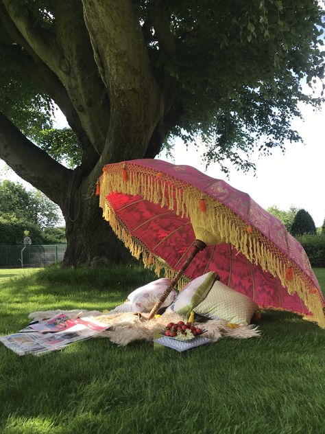 Garden Party Seating, Picnic Umbrella, Parasol Garden, Boho Garden Party, Vintage Garden Parties, Picnic Inspiration, Garden Picnic, Vintage Picnic, Garden Parasols