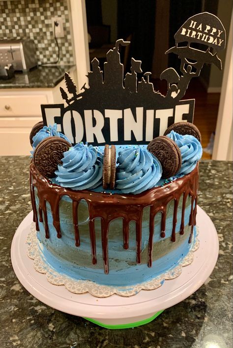 Homemade Fortnite Cake, Fortnite Ice Cream Cake, Peely Fortnite Birthday Cake, Easy Fortnite Cake, Fortnite Cupcakes, Fortnite Birthday Cake, Birthday Drip Cake, Fortnite Cake, Chocolate Caramel Cake