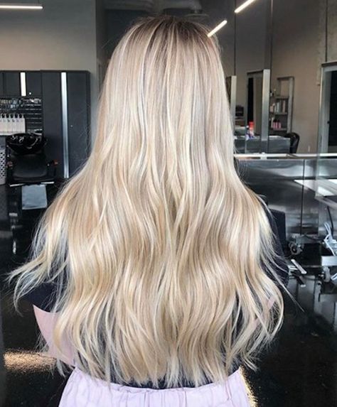 Start The New Year With The Buttercream Blonde Hair Color Trend Buttercream Blonde Hair, Blondie Ideas, Buttercream Blonde, Cream Blonde Hair, 2024 Hair Color, Blonde Dye, Hair Foils, Aliexpress Hair, Neutral Blonde