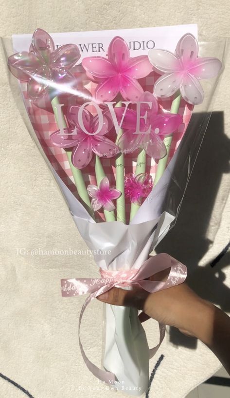 Pink set Cute Bouquet Aesthetic, Diy Bouquet Wrap, Pink Crafts, Diy Birthday Gifts For Friends, Gift Inspo, Bouquet Wrap, Pola Gelang, Pink Set, Girly Accessories