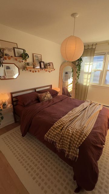 natalie doef on Instagram: "new chestnut linen bedding from @pigletinbed 🫶🏽 this brown colour is so perfect for fall & winter 🥹 . . . #linenbedding #pigletinbed #roommakeover room makeover bedroom interior design #bedroominspo inspo #ａｅｓｔｈｅｔｉｃ home decor bohemian dried oranges" Bedroom Decor For Yellow Walls, Maroon Bedding Aesthetic, Light Brown Wood Bedroom Ideas, Brown Sheets Aesthetic, Brown Room Wall, Brown Bed Ideas, Brown Bed Aesthetic, Aesthetic Bedroom Brown, Colour Room Bedrooms