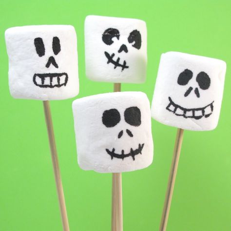 Easy & adorable for Halloween - Marshmallow skellies | The Decorated Cookie Halloween Marshmallows, Biscuits Halloween, Bolo Halloween, Dulces Halloween, Black Food Coloring, Marshmallow Treats, Wedding Cake Recipe, Marshmallow Pops, Cookie Pops