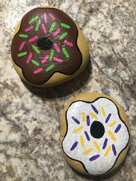 Donut rocks Potato Rock Painting, Donut Rock Painting, Pizza Rock Painting, Donut Painted Rock, Rock Painting Food, Food Rock Painting Ideas, Painted Rocks Fruits And Vegetables, Painted Rock Food For Kids, Rocks Painted As Food