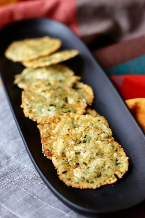 Senbei - Japanese Rice Crackers with Furikake {Gluten Free} | #BreadBakers | Karen's Kitchen Stories Rice Cracker Recipe, Grab Snacks, Savory Cookies, Japanese Rice Crackers, Savoury Crackers, Rice Crackers, Vegan Rice, Homemade Crackers, Korean Recipes