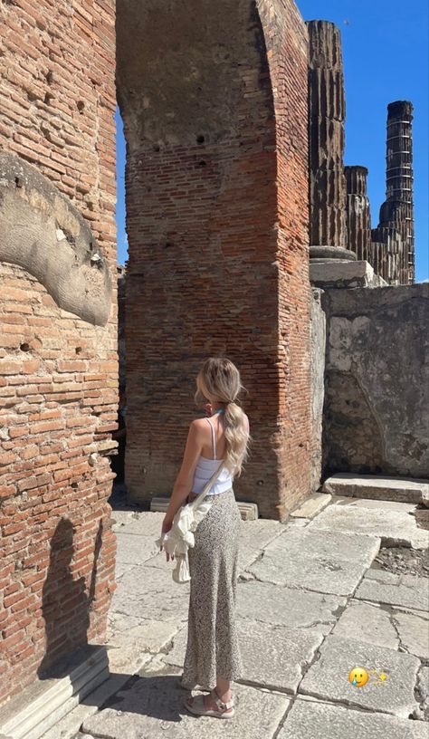 Pompeii Outfit Ideas, Pompeii Photo Ideas, Pompeii Italy Aesthetic, Pompeii Outfit, Pompeii Aesthetic, Italy 2023, Pompeii Italy, Honeymoon Trip, Idea Photo