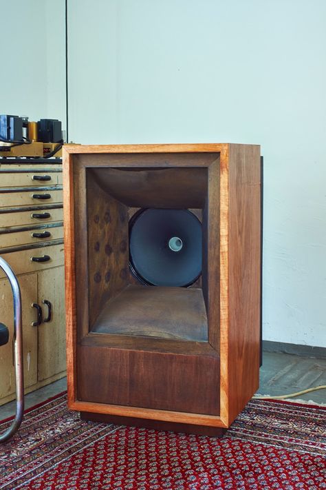 The Tannoy 15'' Dipole Enclosure.  Like the finish on the inside if the cabinet. Open Baffle Speakers, Pro Audio Speakers, Hifi Audiophile, Speaker Plans, Speaker Enclosure, Audiophile Speakers, Vintage Speakers, Speaker Box Design, Horn Speakers