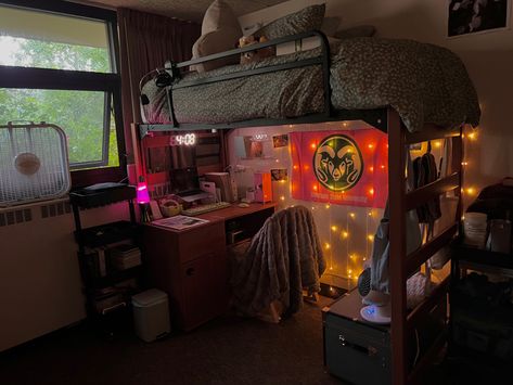 Cute dorm room/lofted bed/spacious Oregon State University Dorm, App State Dorm Room, Colorado State University Dorms, Texas State Dorm, Dark Dorm Room Aesthetic, Freshman Dorm Room, Romanticizing College, Collage Room, Luxury Dorm Room