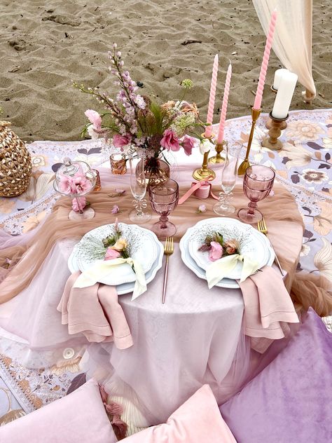 Luxury Proposal Picnic at Baker Beach San Francisco Indoor Luxury Picnic, Fall Luxury Picnic, Luxury Picnic Setup Ideas, Picnic Table Set Up, Picnic Set Up Ideas, Pink Picnic Aesthetic, Luxury Picnic Ideas, Picnic Set Up, Lux Picnic