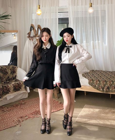 Korean Twin Fashion - Official Korean Fashion Twins Girl Ulzzang, Twin Clothes, Twinning Outfits, Twins Clothes, Twinning Outfits Friends, Twins Fashion, Korean Best Friends, Matching Outfits Best Friend, Korean Casual Outfits