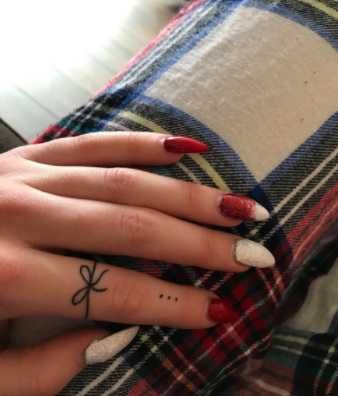 Bow Tie Tattoo, Bow Finger Tattoos, Bow Tattoo Designs, Tiny Finger Tattoos, Band Tattoos, Finger Tattoo For Women, Finger Tats, Ring Finger Tattoos, Finger Tattoo Designs