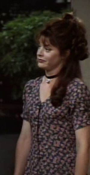 frasier (1993) Daphne Frasier, Sitcom Fashion, Daphne Moon, 90s Sitcoms, Vintage Hair, Vintage Hairstyles, My Girl, Personal Style, Tv Shows