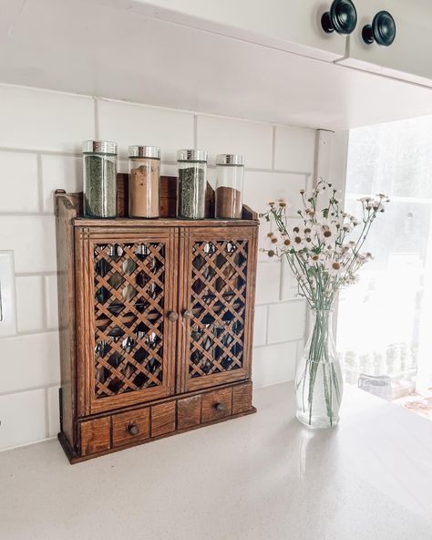 Farmhouse kitchen decor wooden spice rack vintage rustic wild flowers white subway tile backsplash white countertop Spice Rack On Countertop, Kitchen Counter Spice Rack, Countertop Spice Cabinet, Vintage Spice Rack Ideas, Vintage Spice Cabinet, Antique Spice Rack, Farmhouse Spice Rack Ideas, Backsplash White Countertop, Minimal Cottage