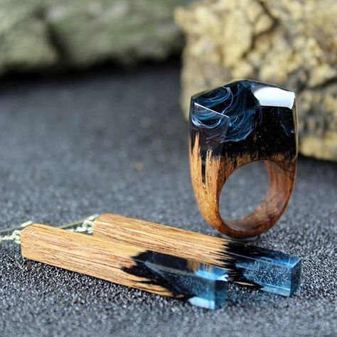 resin and wood jewelry Hippie Kunst, Seni Resin, Wood Jewelry Diy, Wood Resin Jewelry, Terrarium Jewelry, Schmuck Diy, Resin Jewelry Making, Metal Clay Jewelry, Epoxy Resin Crafts