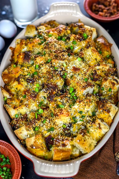 Loaded Pull-Apart Breakfast Bread. Bacon, eggs, cheese, scallions, and everything bagel seasonings make this brunch-friendly recipe a party hit. | hostthetoast.com Pull Apart Breakfast, Breakfast Pull Apart Bread, Breakfasts Healthy, Breakfast Savory, Breakfast Yummy, Breakfast For A Crowd, Bacon Eggs, Easy Breakfast Ideas, Breakfast Bites