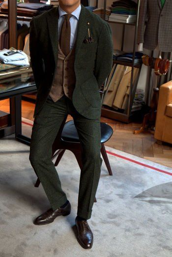 Wearing sports jackets and texture: How to dress like Alan See – Permanent Style Brown Groomsmen, Fall Wedding Suits, Vintage Wedding Suits, Green Tweed Suit, Green Suit Men, Mens Tweed Suit, Brown Tweed Suit, Beach Wedding Suits, Green Wedding Suit