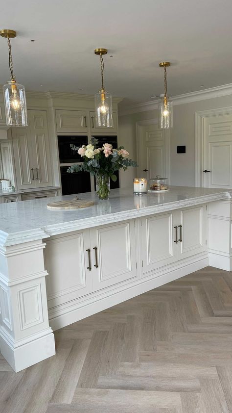 Kitchen Joinery, Kitchen Booths, Open Plan Kitchen Diner, Luxurious Interior Design, Open Plan Kitchen Living Room, Dream Kitchens Design, White Kitchen Design, Kitchen Room Design, Modern Kitchen Design Luxury