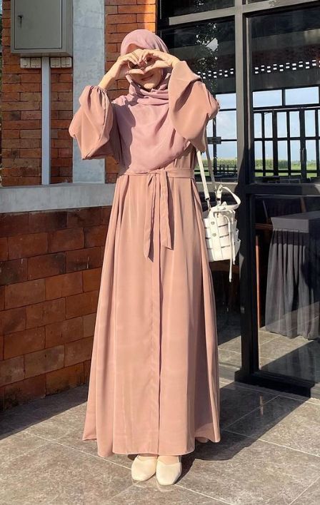 Chic Dusty Pink Maxi Dress with White Bag Outfit Lebaran Simple, Hijab Graduation, Raya Outfit, Pink Hijab, Model Gamis, Hijab Aesthetic, Fashion Muslim, Pink Maxi, Outfit Hijab