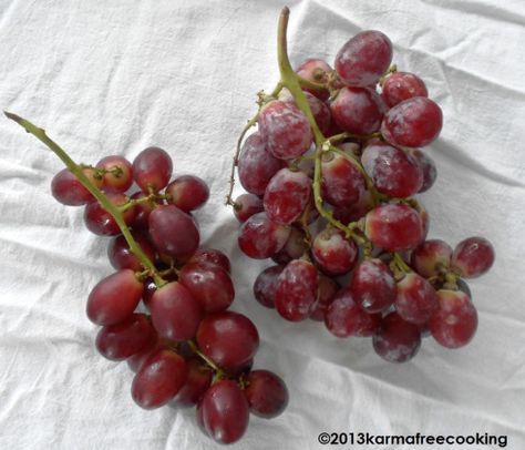 Natural Safe Ways to Clean your Produce How To Wash Grapes, Clean Grapes, Wash Grapes, Throw Over, Pesticides, Eating Well, Fruits And Vegetables, Main Course, Cooking Tips